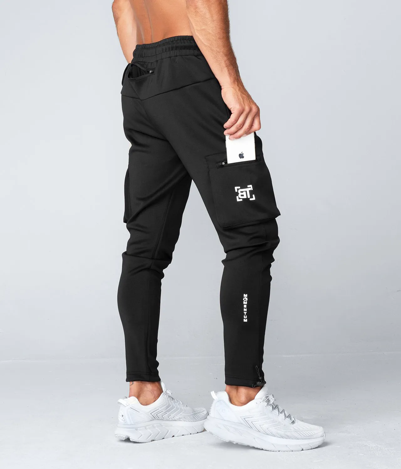 8700 . Momentum Regular-Fit Jogger - Black