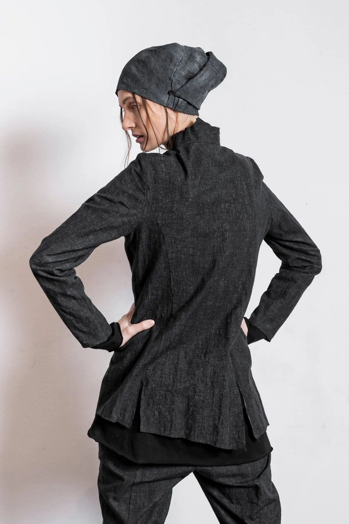 eigensinnig wien | Camus | Asymmetrische, schwarze Biker Jacke für Damen aus beschichtetem Leinen